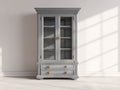 Vitrinas de madera y vidrio 105 x 42 x 175 cm - gris y metal dorado - estilo clásico con 2 puertas y 2 cajones